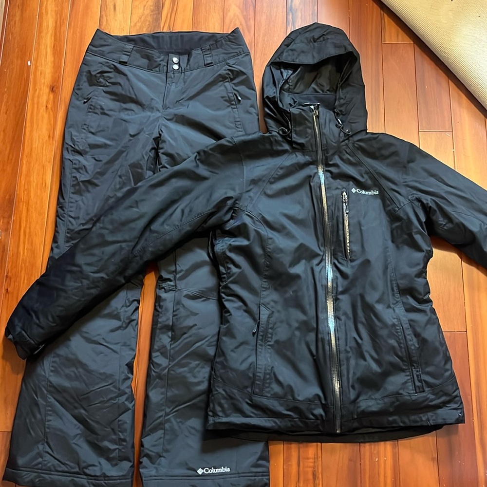 Kids/womens snow set excellent condition. Pants are a size XS and jacket is a S